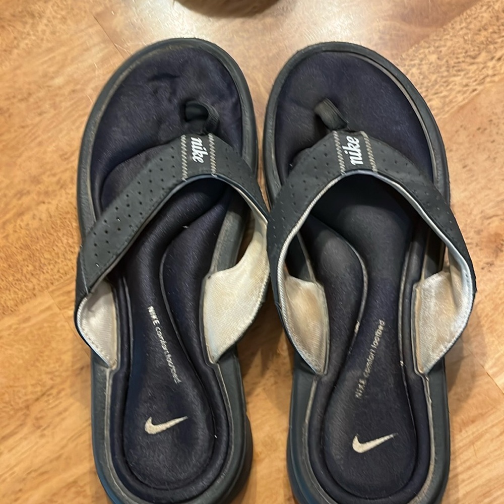 Nike blank flip flops size 8